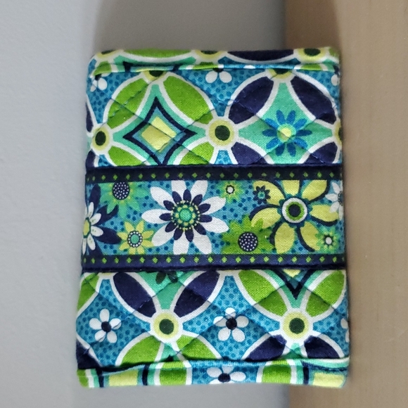 Vera Bradley Retired Daisy Daisy Quilted Floral Trifold Wallet - Picture 3 of 9